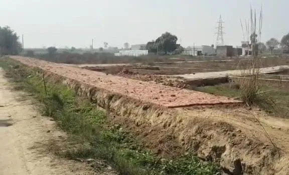 शामली में रजवाहे  की पटरी पर अवैध खड़जा  निर्माण के मामले में हरकत में आया सिंचाई विभाग, काम करवाया बंद