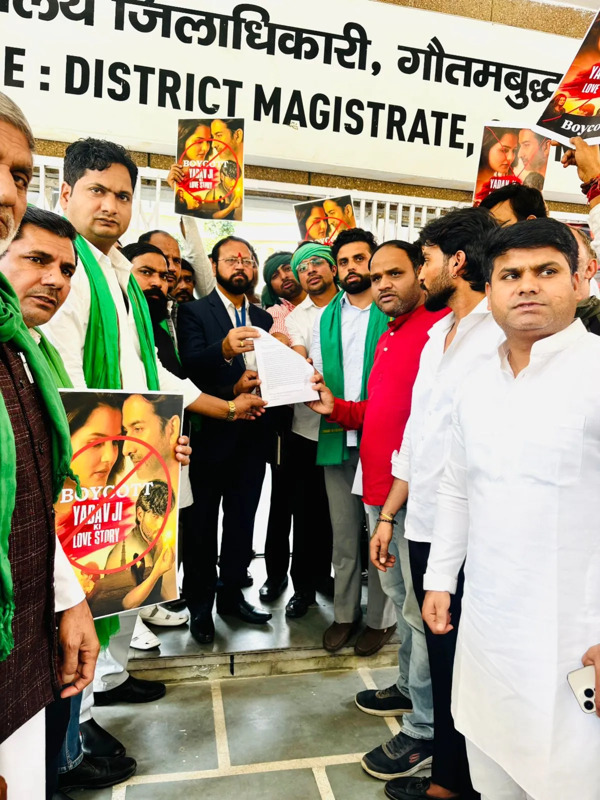 नोएडा में ‘यादव जी की लव स्टोरी’ के विरोध में प्रदर्शन, फिल्म पर रोक और कानूनी कार्रवाई की मांग