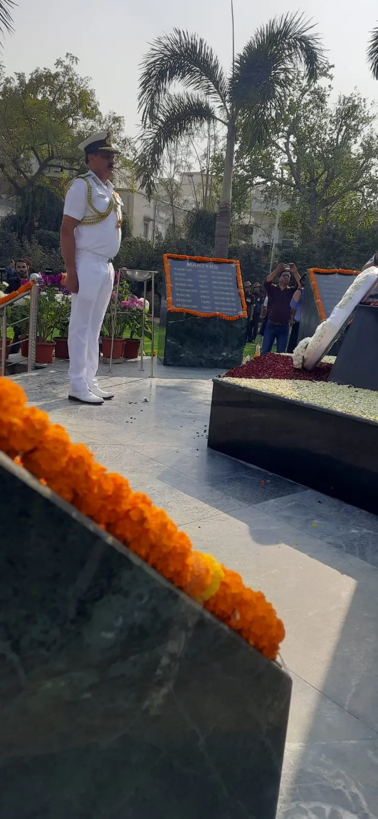 नोएडा में नौसेना प्रमुख ने शहीदों को दी श्रद्धांजलि,आर्मी स्कूल की पत्रिका का किया विमोचन 