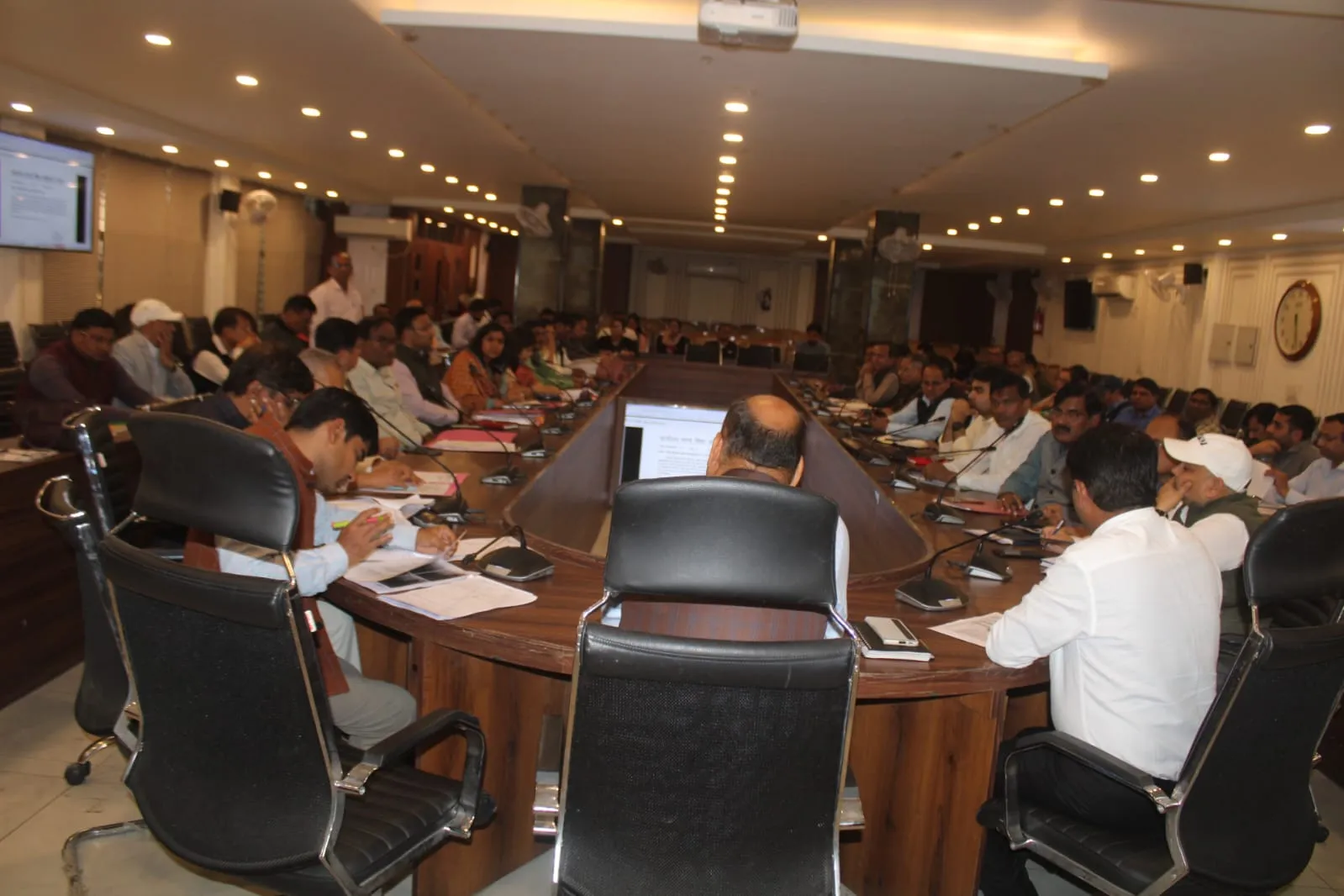 मेरठ में जिलाधिकारी की अध्यक्षता में आईजीआरएस समीक्षा बैठक, लंबित शिकायतों के त्वरित निस्तारण के निर्देश