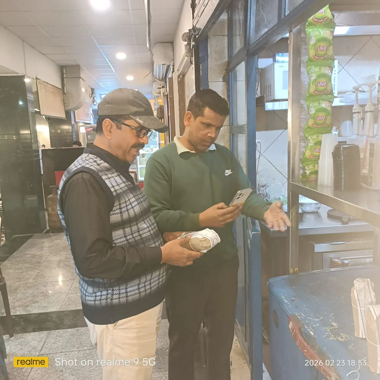 नोएडा में खाद्य सुरक्षा एवं औषधि प्रशासन ने 7 खाद्य पदार्थों के नमूने किये संग्रहित, दुकानदारों में हड़कंप 