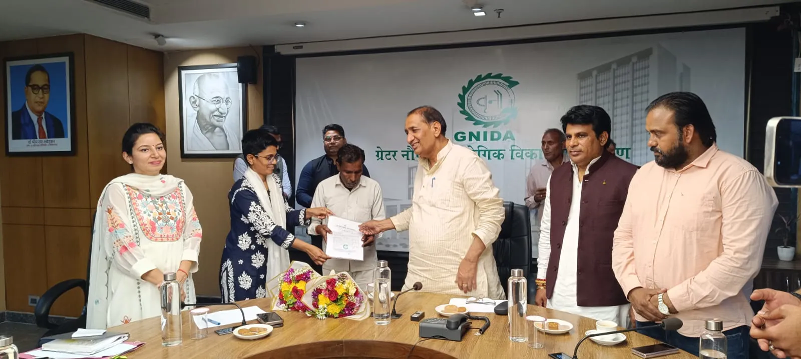 ग्रेटर नोएडा प्राधिकरण ने 20 वेंडरों को वेंडिंग जोन में प्लेटफॉर्म आवंटित किए