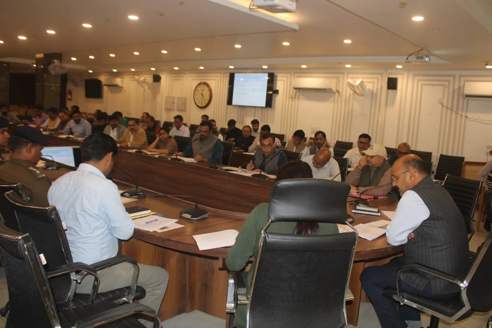 फैमिली आईडी एवं अन्य योजनाओं में लापरवाही पर  हस्तिनापुर व परीक्षितगढ़  बीडीओ को प्रतिकूल प्रविष्टि 