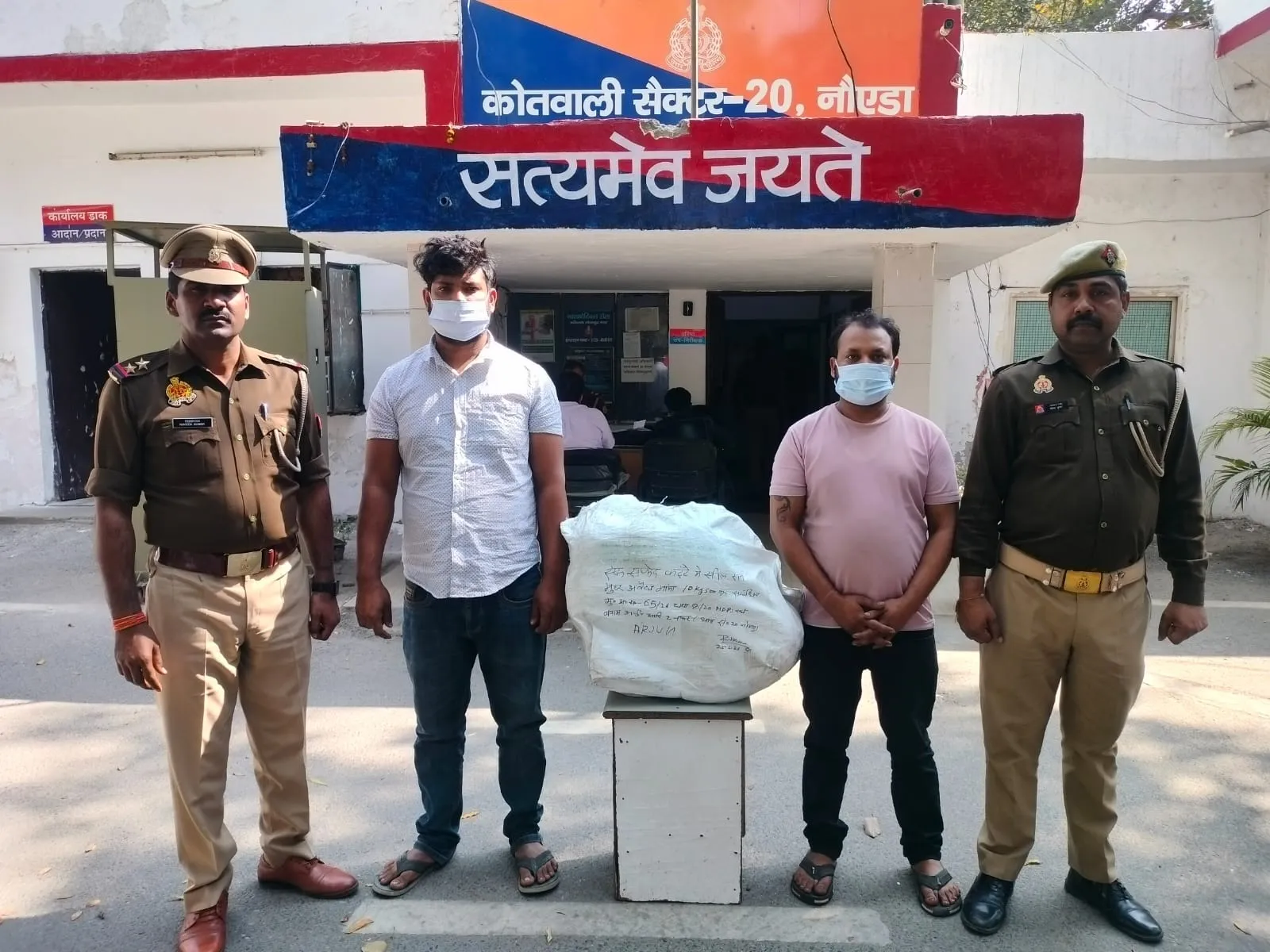 नोएडा: अवैध गांजा व शराब तस्करी के 5 आरोपी गिरफ्तार, पुलिस ने बड़ी बरामदगी की
