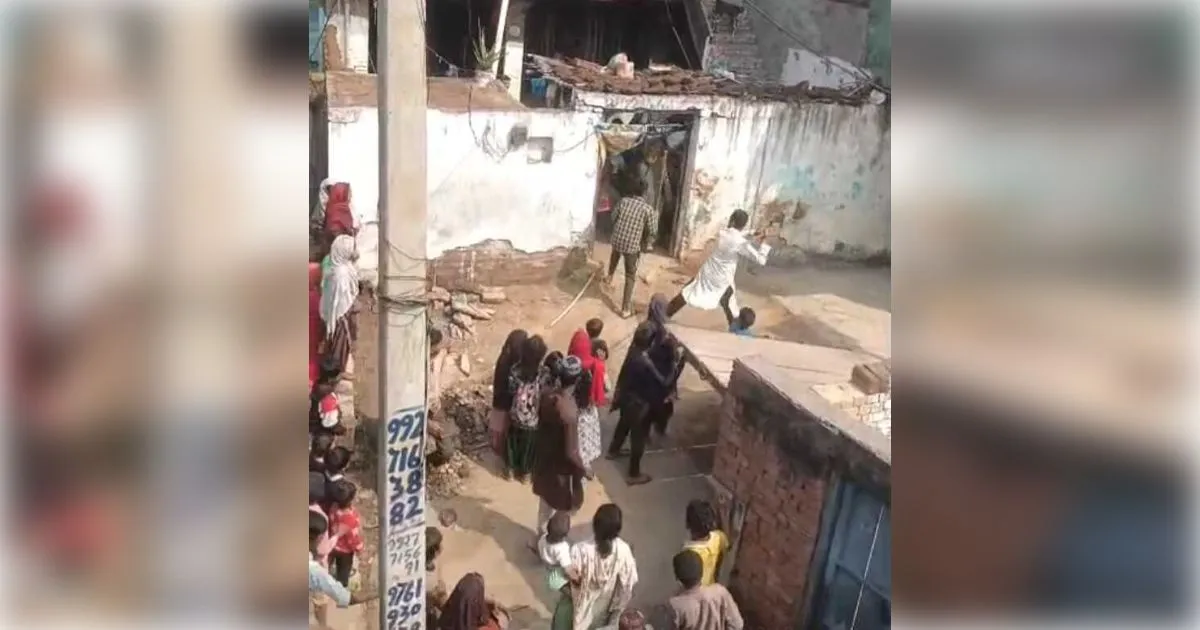 मुजफ्फरनगर में खौफनाक वारदात: चबूतरे के विवाद में घर में घुसकर महिलाओं पर लाठी-डंडों से जानलेवा हमला; नाबालिग को खींचने की कोशिश, वीडियो वायरल
