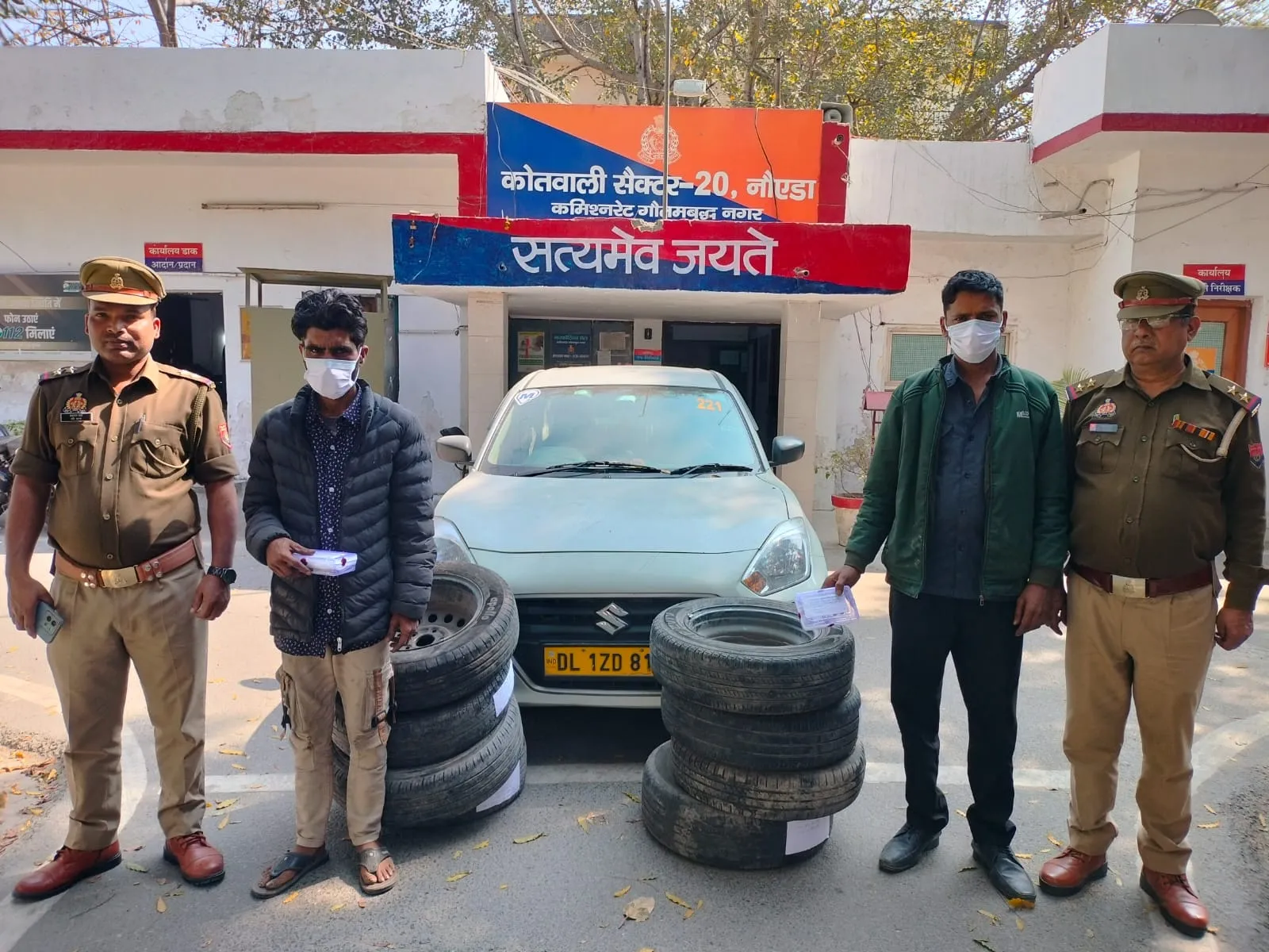 नोएडा में लग्ज़री कारों के टायर चोर गैंग के दो बदमाश गिरफ्तार, नशे के लिए करते थे चोरी