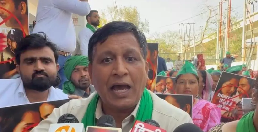 नोएडा: डीएम आवास कूच कर रहे किसानों की पुलिस से तीखी भिड़ंत, 'यादव जी की लव स्टोरी' फिल्म और बिजली संकट पर भारी हंगामा