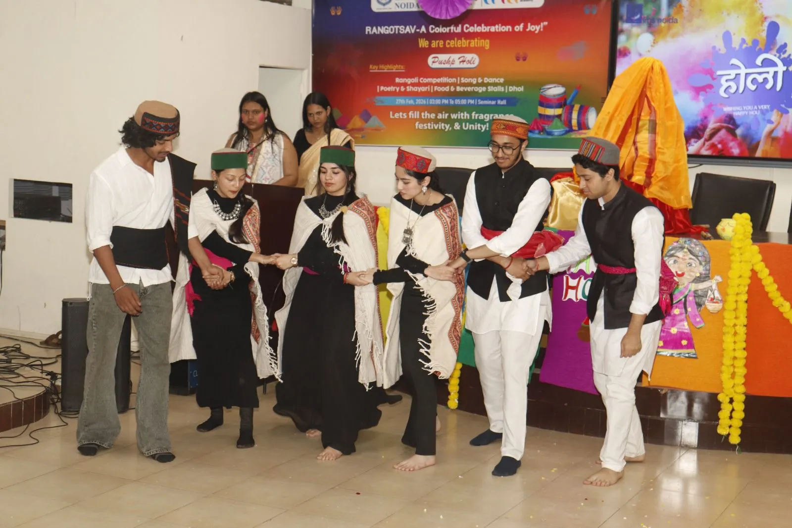 नोएडा में छात्रों ने पारंपरिक अंदाज में खेली फूलों की होली