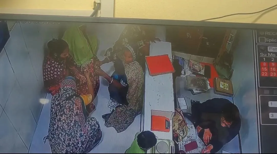 ग्रेटर नोएडा: ग्राहक बनकर आई महिलाओं ने ज्वैलर्स की दुकान से 100 ग्राम सोना उड़ाया, CCTV में कैद वारदात