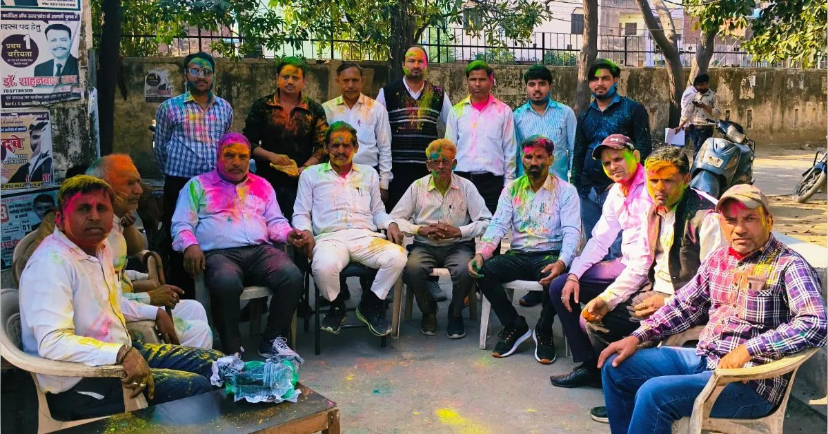 मुजफ्फरनगर में खतौली तहसील परिसर में अधिवक्ताओं ने उड़ाया गुलाल, फागुनी गीतों पर जमकर थिरके वकील