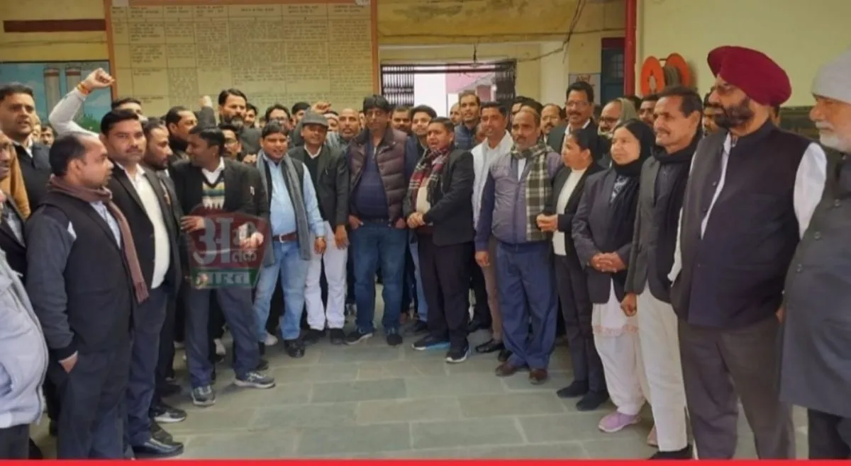 खतौली तहसील में आर-पार की जंग: चौथे दिन भी वकीलों का हल्लाबोल, जुलूस निकाल तहसील प्रशासन को ललकारा