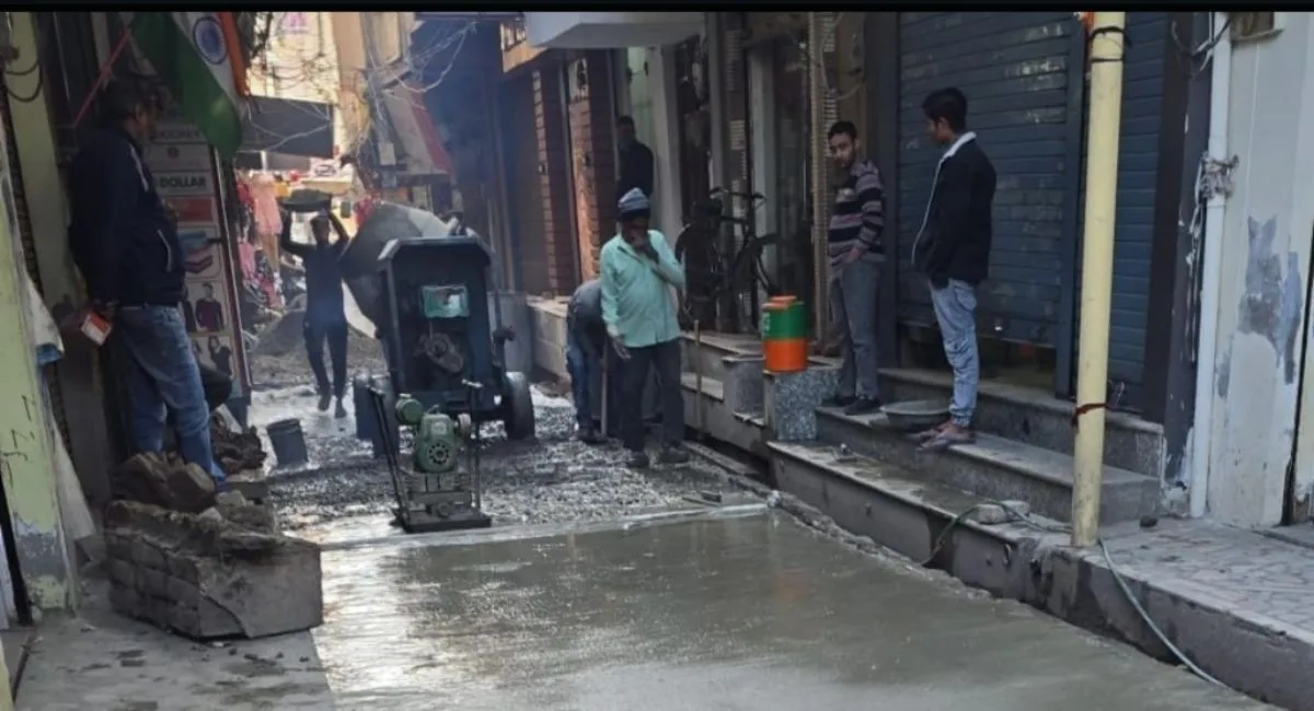 खतौली में पुलिस के कड़े पहरे में हुआ गली का निर्माण, दो वर्षों से चल रहे गुटबंदी के विवाद का हुआ अंत