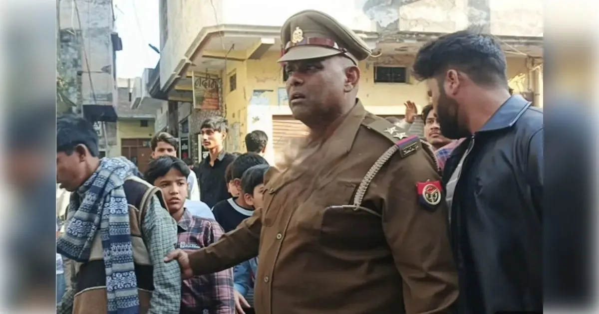 खतौली: बच्चा चोरी के शक में भीड़ ने दो किशोरों को दबोचा, जमकर की 'मिजाज पुरसी', पुलिस को सौंपा