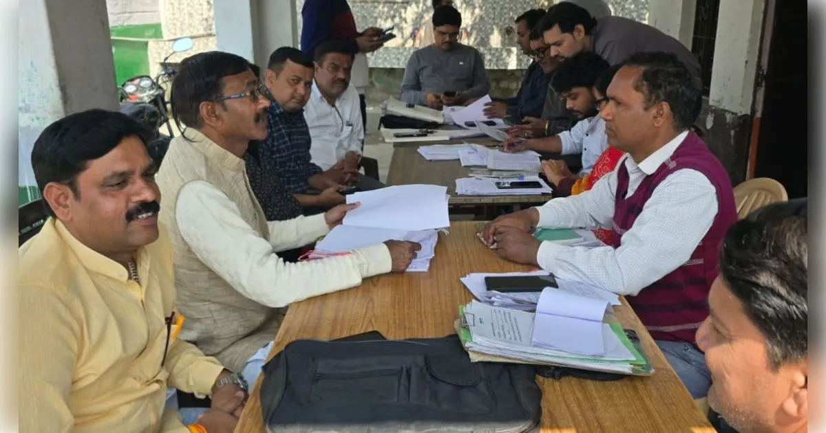 खतौली में मतदाता सूची पुनरीक्षण अभियान: बूथों पर पहुंचे पूर्व विधायक विक्रम सैनी, कार्यकर्ताओं को दिया मंत्र