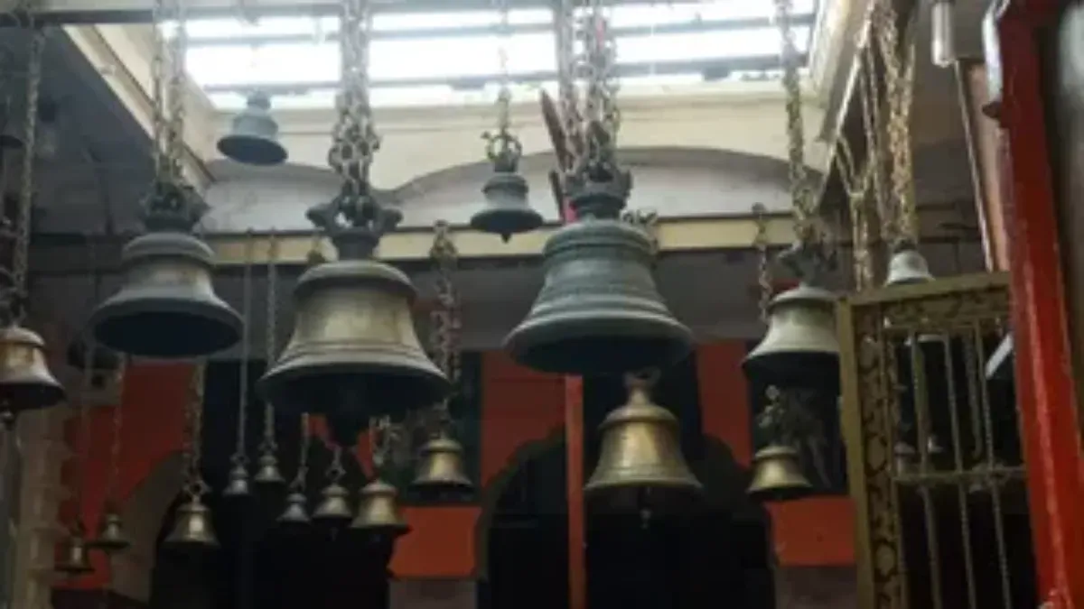 मुरादाबाद में शर्मनाक: हनुमान मंदिर के पुजारी ने दलित महिला को पूजा से रोका, प्रसाद छीनकर जमीन पर फेंका