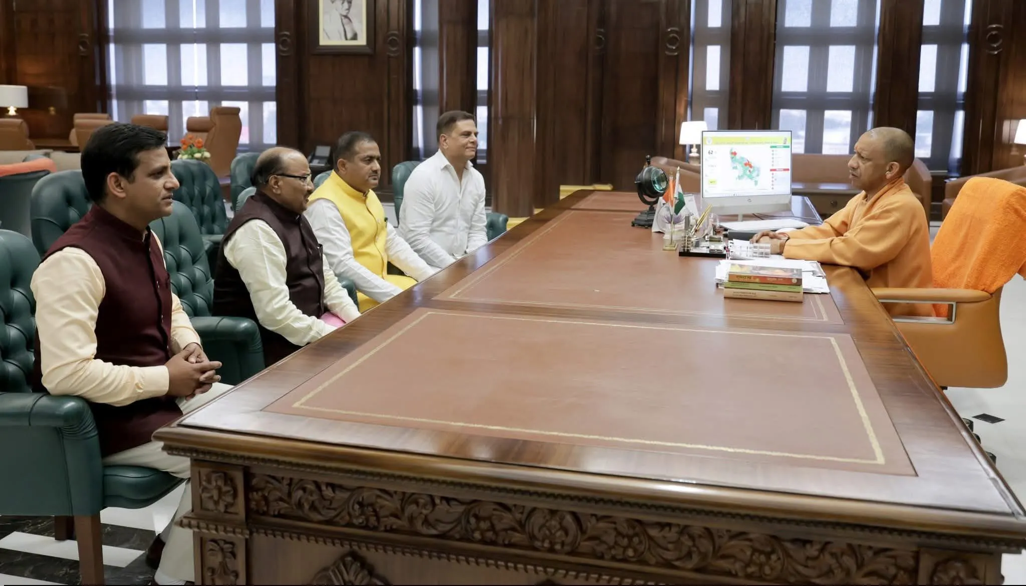 मुरादाबाद: देहात नहीं, इस बार शहर सीट पर दावेदारी ठोकेंगे केके मिश्रा, ठाकुर रामवीर सिंह संग सीएम योगी से की महत्वपूर्ण मुलाकात