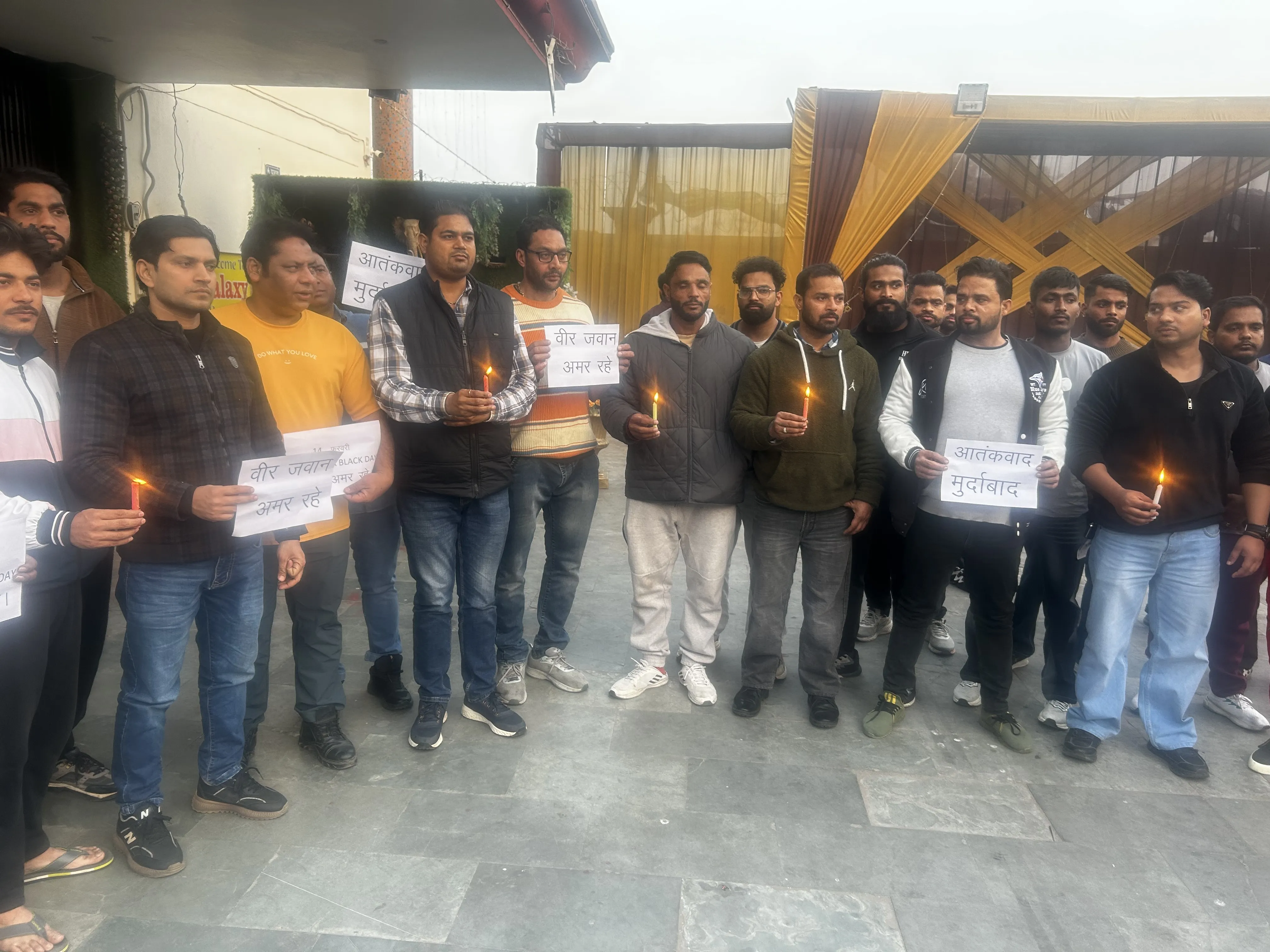 मुरादाबाद: पुलवामा हमले की सातवीं बरसी पर युवाओं ने निकाला कैंडल मार्च, शहीदों को अर्पित की भावभीनी श्रद्धांजलि