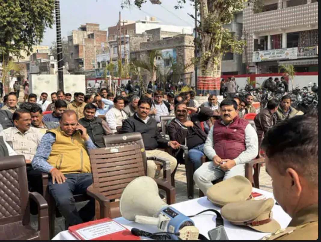 रामपुर: फारुख हत्याकांड पर अधिवक्ता-कर्मचारी विवाद तेज,  कोतवाली पर सैकड़ों कर्मचारियों का प्रदर्शन