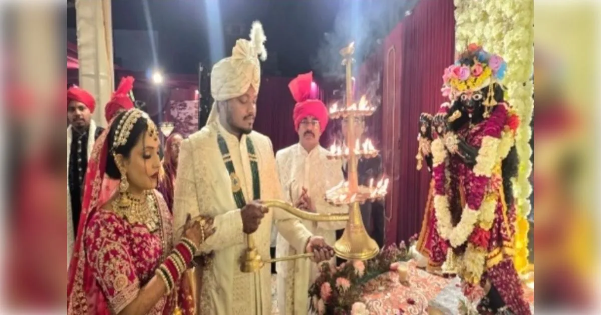 भक्ति के रंग में रंगा वैवाहिक मंडप: चंदौसी में जयमाला से पहले गूँजी बांकेबिहारी की महाआरती, अनमोल और तृप्ति ने प्रभु चरणों में टेका मत्था