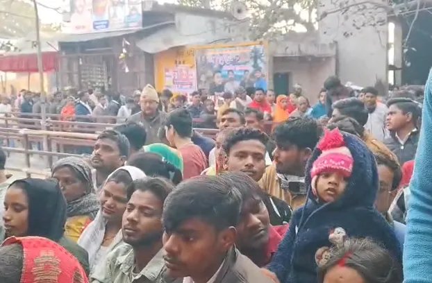 संभल: महाशिवरात्रि पर आस्था का अपार सैलाब, हजारों कांवड़ियों ने शिवालयों में गंगाजल चढ़ाया