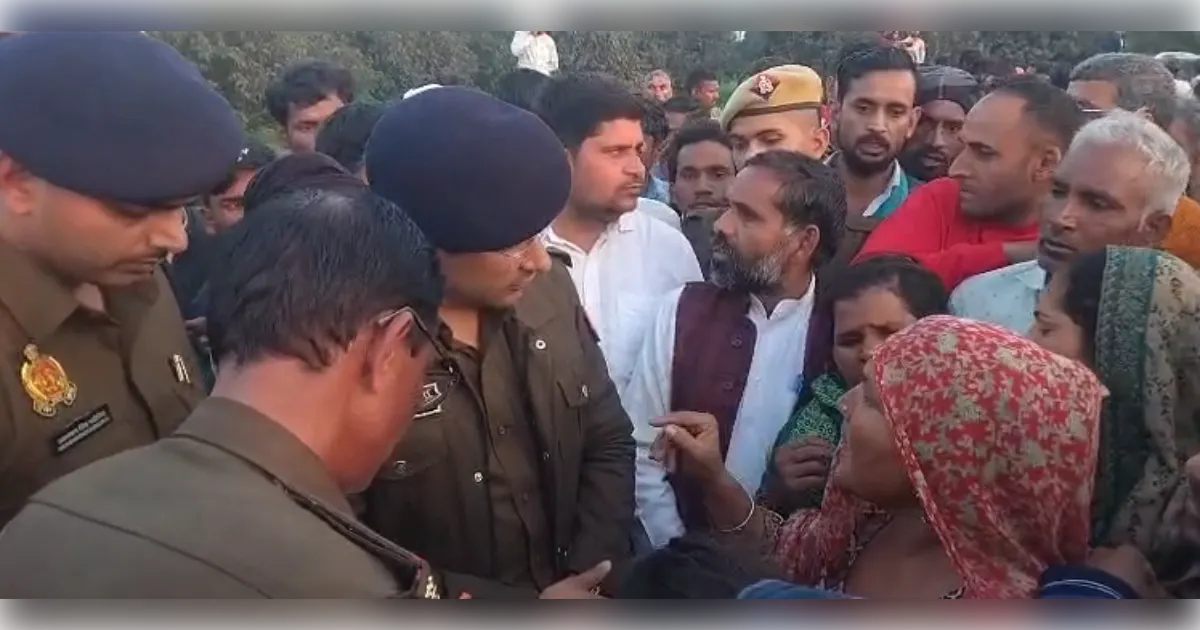 अमरोहा गोलीकांड: मेरठ में हरिओम की मौत से सलामतपुर में भारी तनाव, शव सड़क पर रख परिजनों ने लगाया जाम