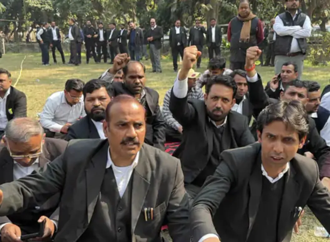 रामपुर: फारूक अधिवक्ता हत्याकांड के विरोध में बार एसोसिएशन का धरना, जिलाधिकारी कार्यालय के समक्ष सैकड़ों वकील डटे