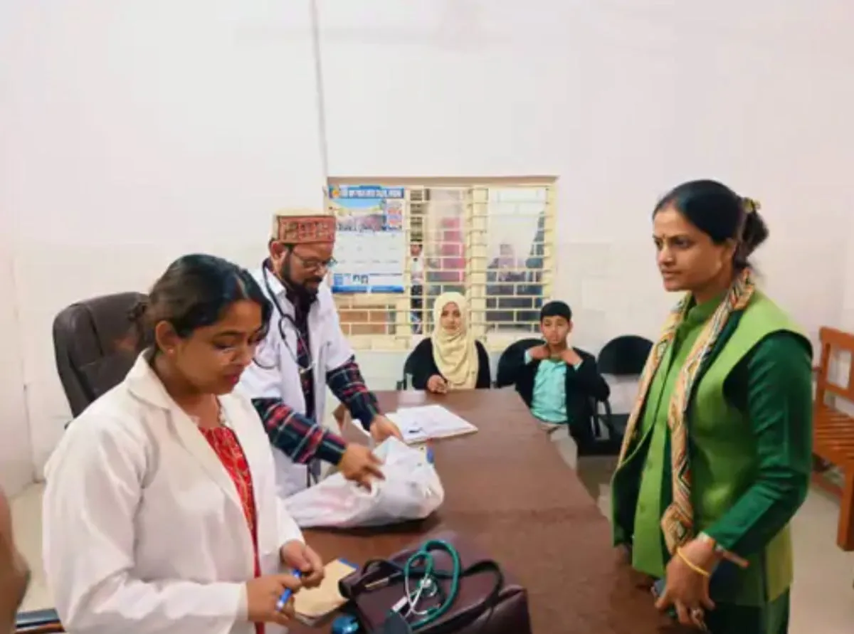 अमरोहा: अस्पतालों की व्यवस्था परखने अचानक 'छापेमारी' पर निकलीं डीएम, वार्डों में पैदल घूमता देख कर्मचारियों में मची खलबली