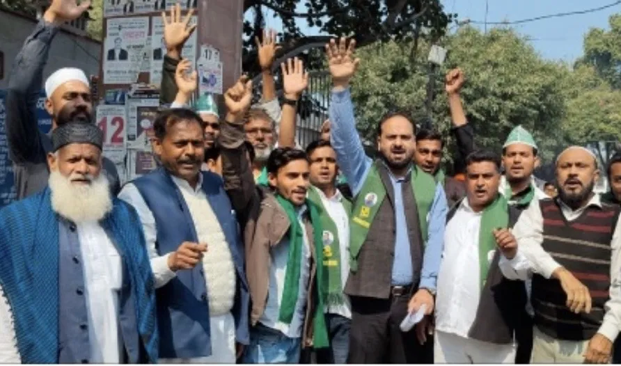 मुरादाबाद: रमजान-होली को लेकर AIMIM का कलेक्ट्रेट पर प्रदर्शन, सिटी मजिस्ट्रेट को सौंपा ज्ञापन
