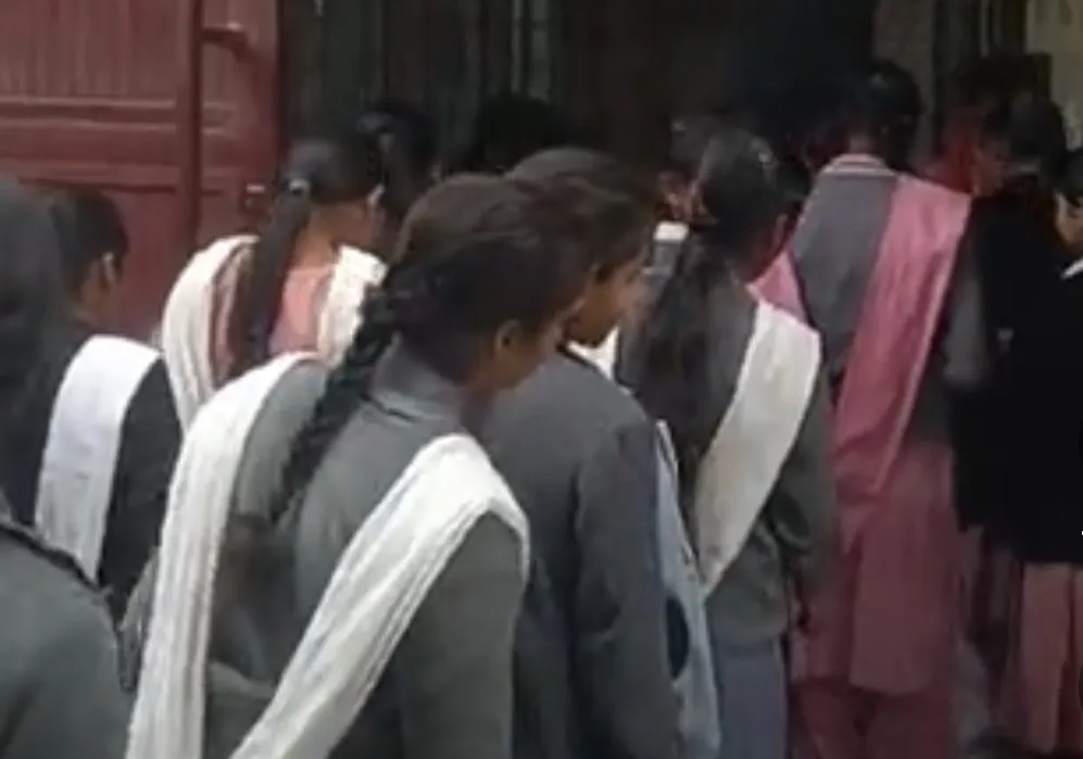 रामपुर: यूपी बोर्ड परीक्षा कड़े सुरक्षा इंतजामों के बीच शुरू, 74 केंद्रों पर हिंदी परीक्षा