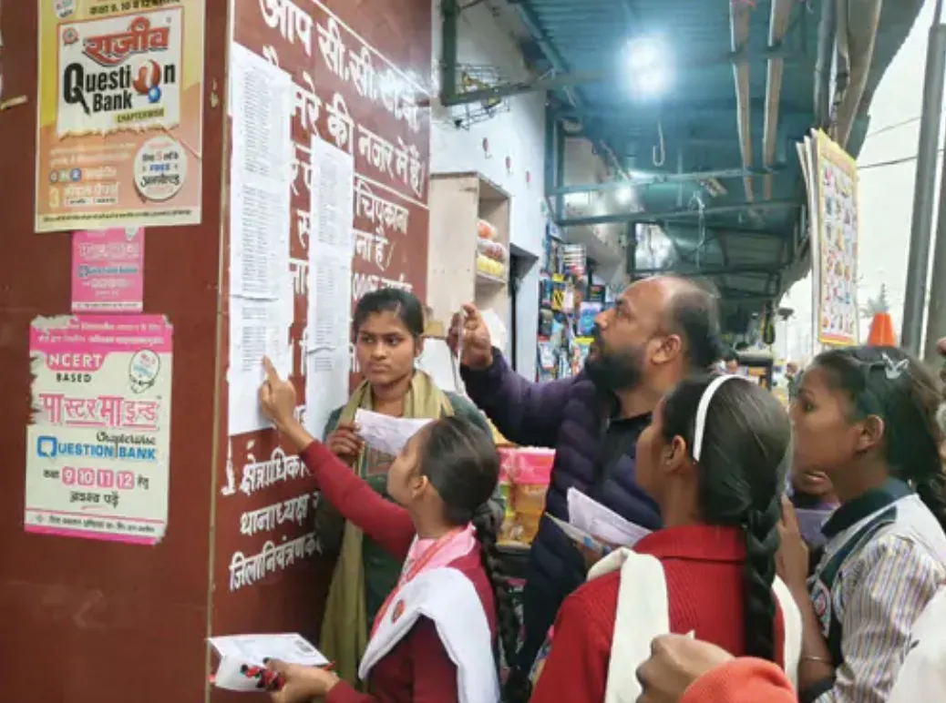 अमरोहा: यूपी बोर्ड परीक्षा-2026 कड़ी सुरक्षा के बीच शुरू, 68 केंद्रों पर 51,277 परीक्षार्थी दे रहे हैं परीक्षा 