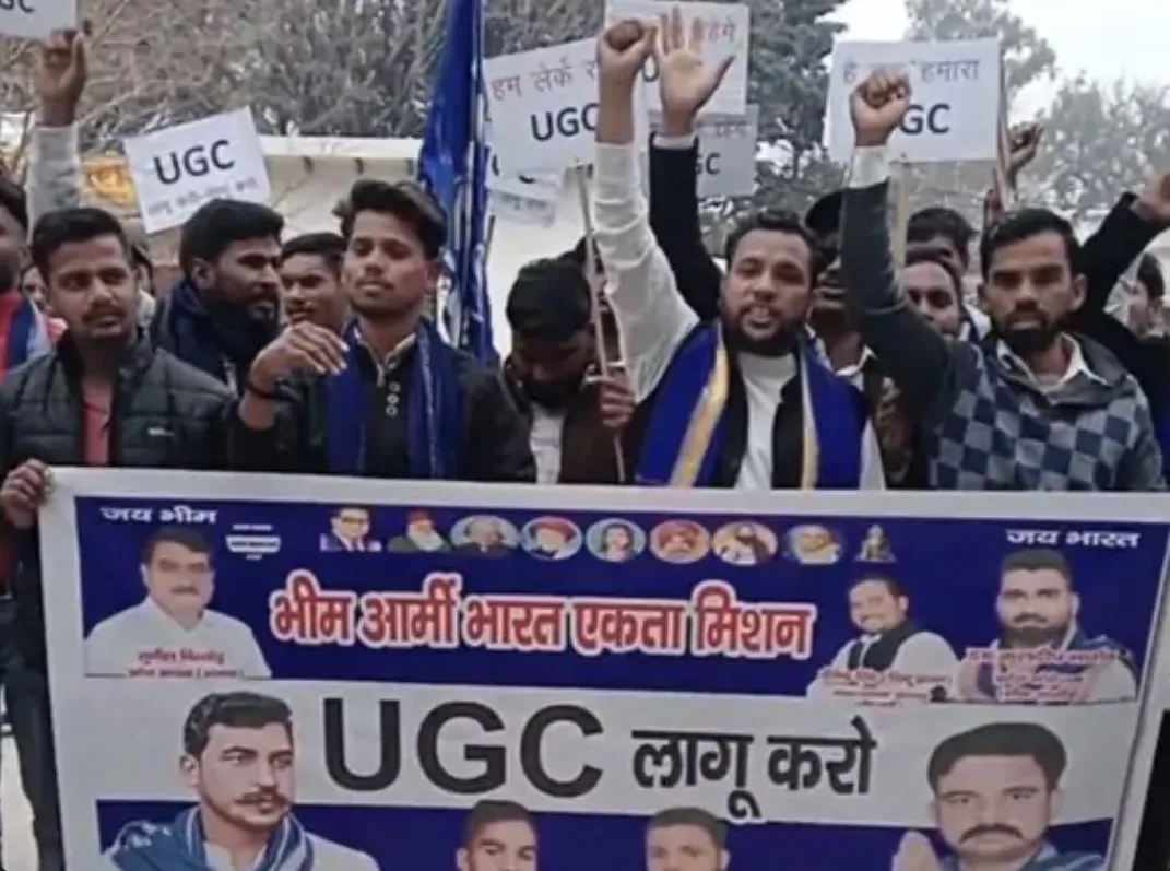 सम्भल में भीम आर्मी का प्रदर्शन, यूजीसी नियम लागू करने की मांग को लेकर सौंपा ज्ञापन