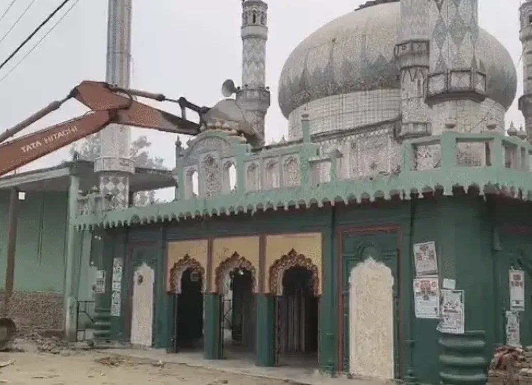 मुरादाबाद–टिहरी राष्ट्रीय राजमार्ग निर्माण में आ रही दरगाह की मीनारें हटाई गईं, प्रशासन ने बुलडोजर से शुरू की कार्रवाई