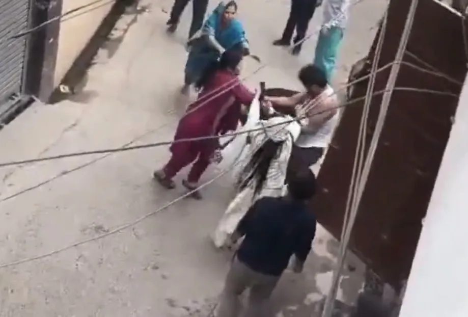 बिजनौर में दो पक्षों के बीच जमकर मारपीट, वीडियो सोशल मीडिया पर वायरल, मुकदमे के फैसले को लेकर हुआ विवाद