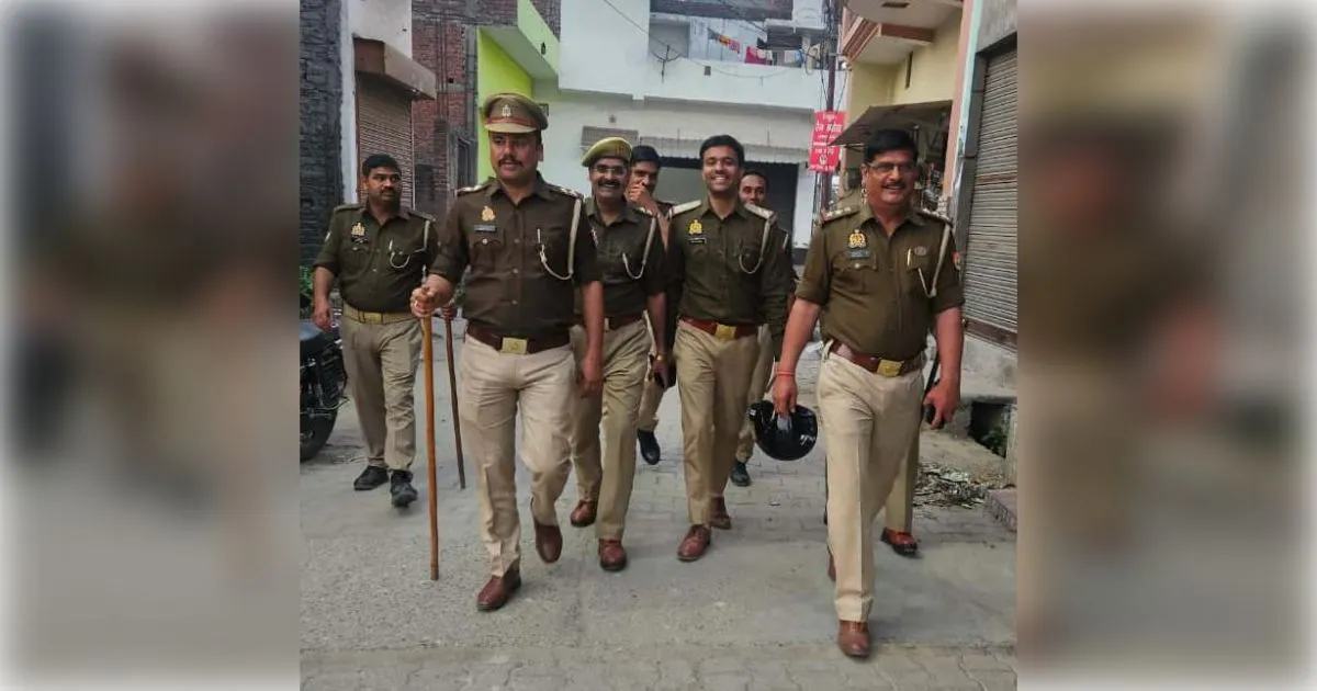 होली पर मुरादाबाद पुलिस का 'एक्शन प्लान': ग्रामीण क्षेत्रों में फ्लैग मार्च और होलिका दहन स्थलों का कड़ा पहरा