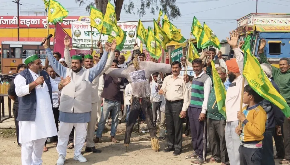 अमरोहा में प्रदूषण के खिलाफ किसानों का उग्र प्रदर्शन, प्रदूषण नियंत्रण बोर्ड का पुतला फूंक जताया विरोध