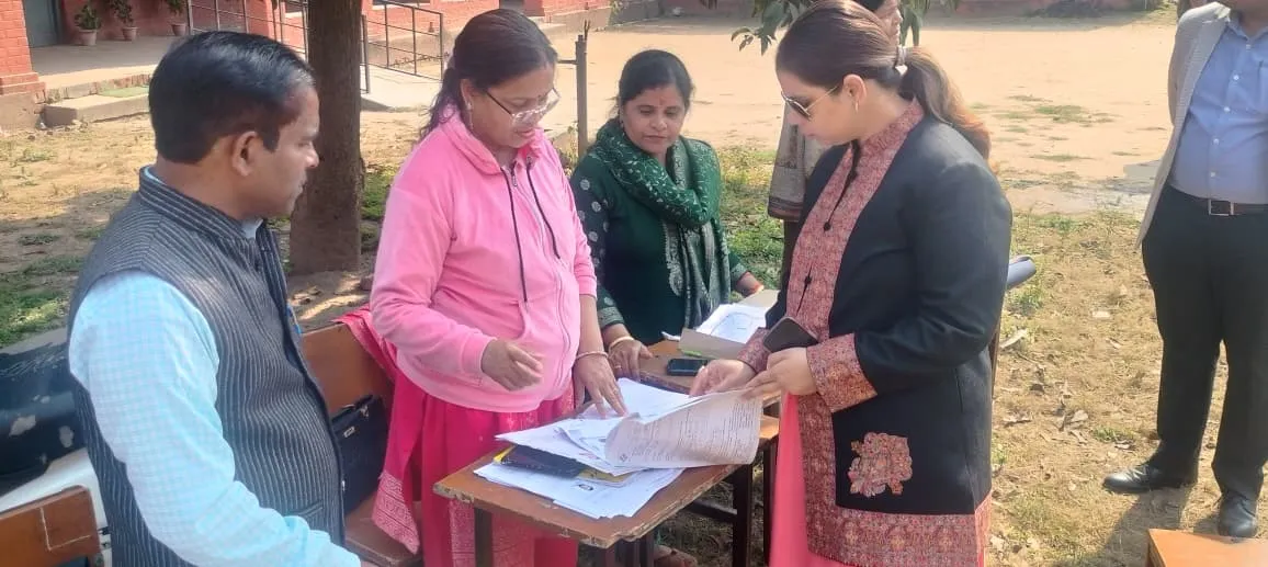 बिजनौर: जिलाधिकारी  ने मतदेय स्थलों का किया निरीक्षण, बीएलओ को फार्म-6, 7 और 8 भरवाने के संबंध में दिए आवश्यक दिशा-निर्देश