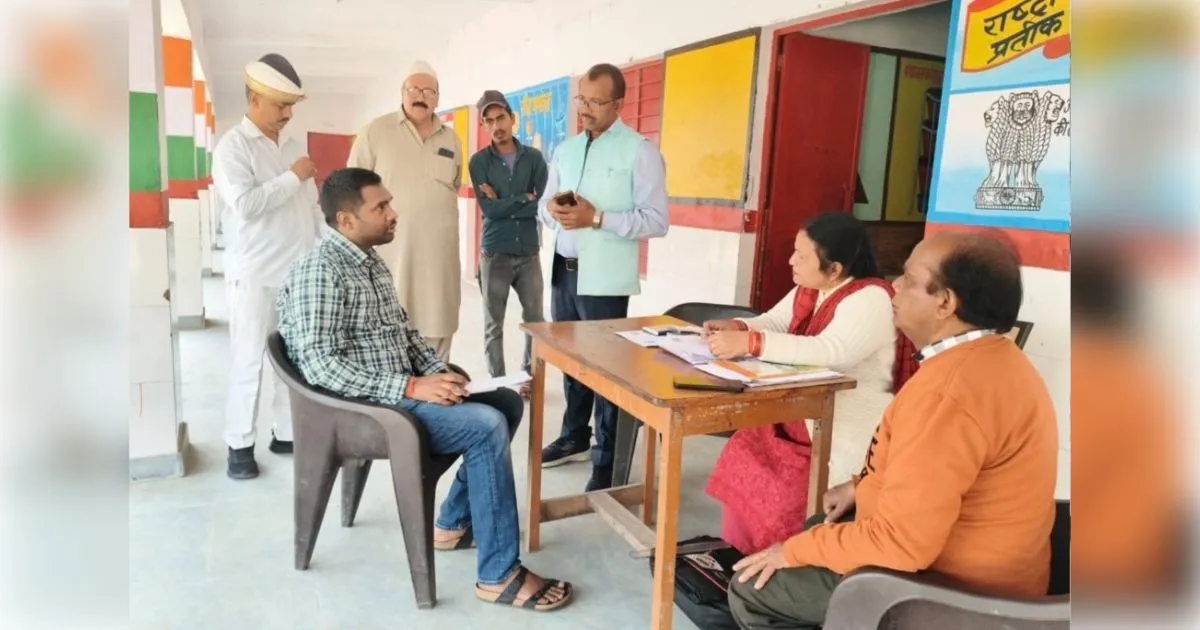 मतदाता सूची को त्रुटिरहित बनाने के लिए प्रशासन सख्त; उप जिला निर्वाचन अधिकारी ने परखीं मतदान केंद्रों की व्यवस्थाएं
