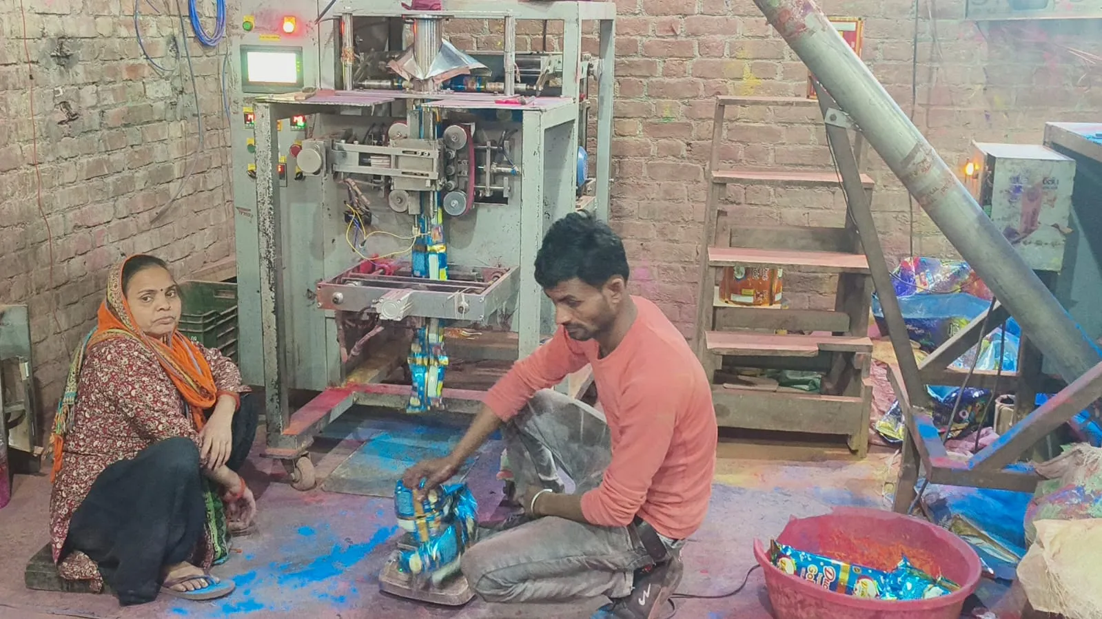 भगवा गुलाल की रिकॉर्ड मांग से गुलजार हुआ बाजार, संभल की गुप्ता कलर कंपनी से देश-विदेश तक पहुंच रहा “सनातनी होली” का रंग