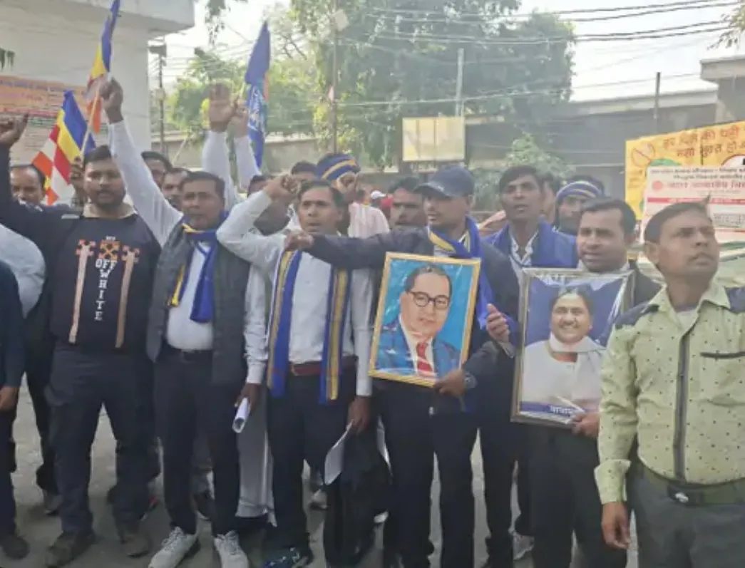 मुरादाबाद: भीम आर्मी ने स्वच्छता व्यवस्था को लेकर जिलाधिकारी को सौंपा मांग पत्र, टाहनायक गांव में गड्ढे हटाने की उठाई मांग