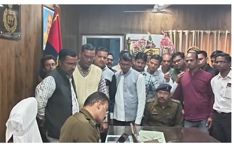 संभल में पत्रकार पर हमले के विरोध में प्रदर्शन, पत्रकारों ने मुख्यालय पर जताया आक्रोश