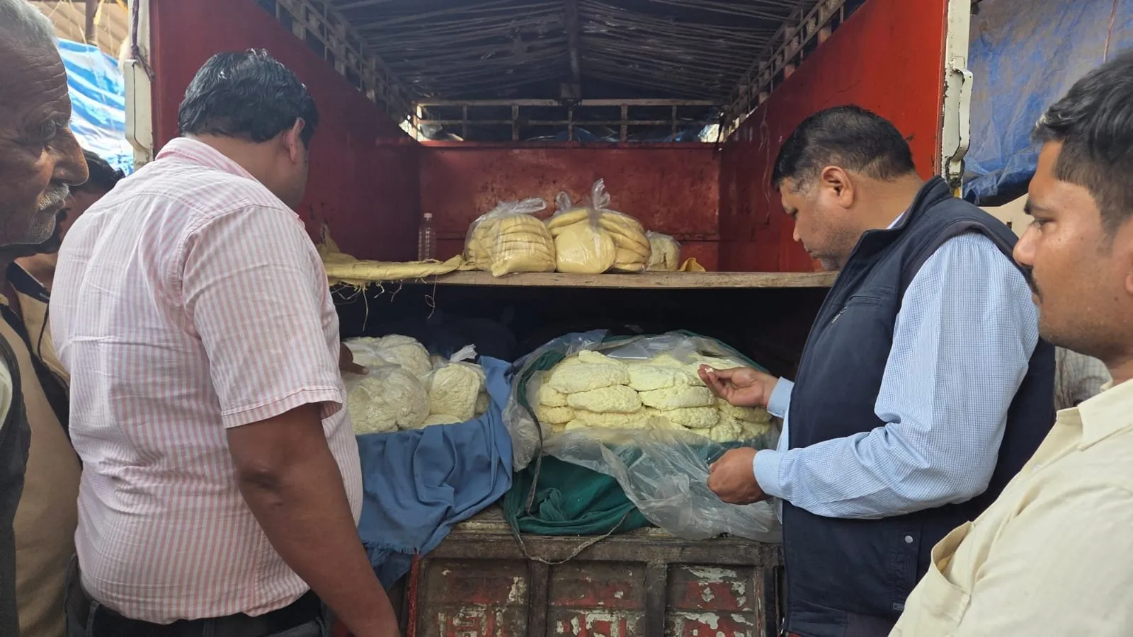 लखनऊ में FSDA की बड़ी कार्रवाई, खोए की गाड़ी पकड़ी, चारबाग खोया मंडी में जांच के दौरान पकड़ी गई संदिग्ध गाड़ी