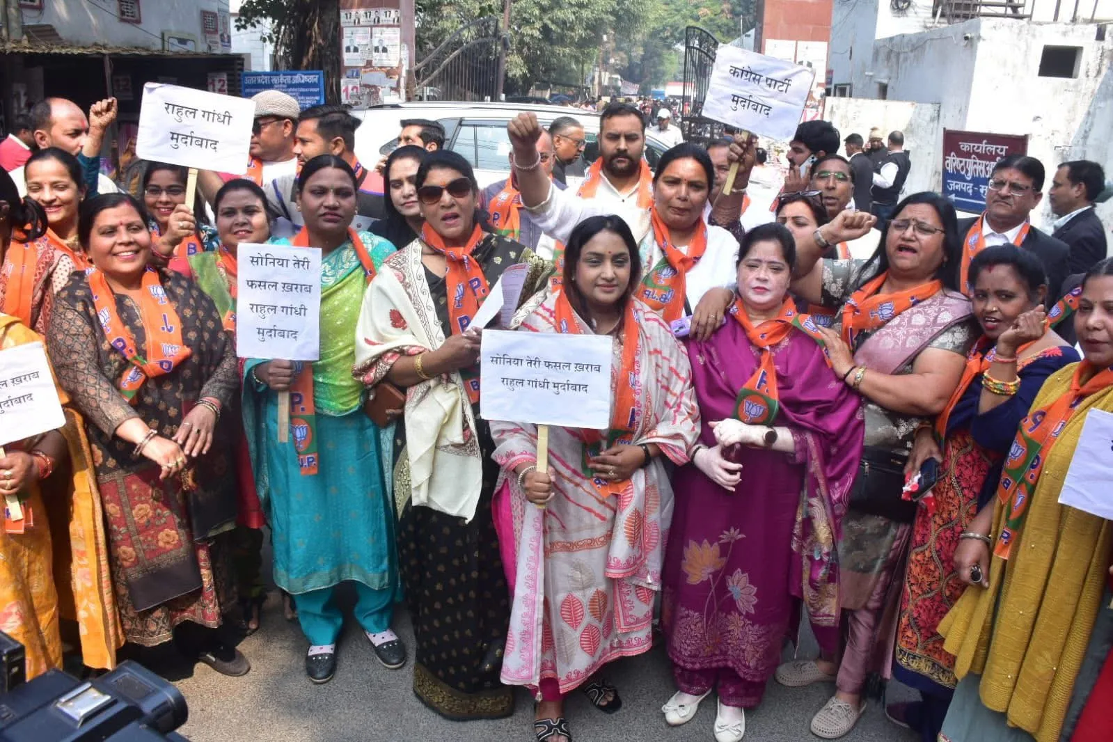 मुरादाबाद में भाजपा महिला मोर्चा का विरोध, राष्ट्रपति के नाम सौंपा ज्ञापन, एआई समिट में कांग्रेस के प्रदर्शन के विरोध में उठाई आवाज