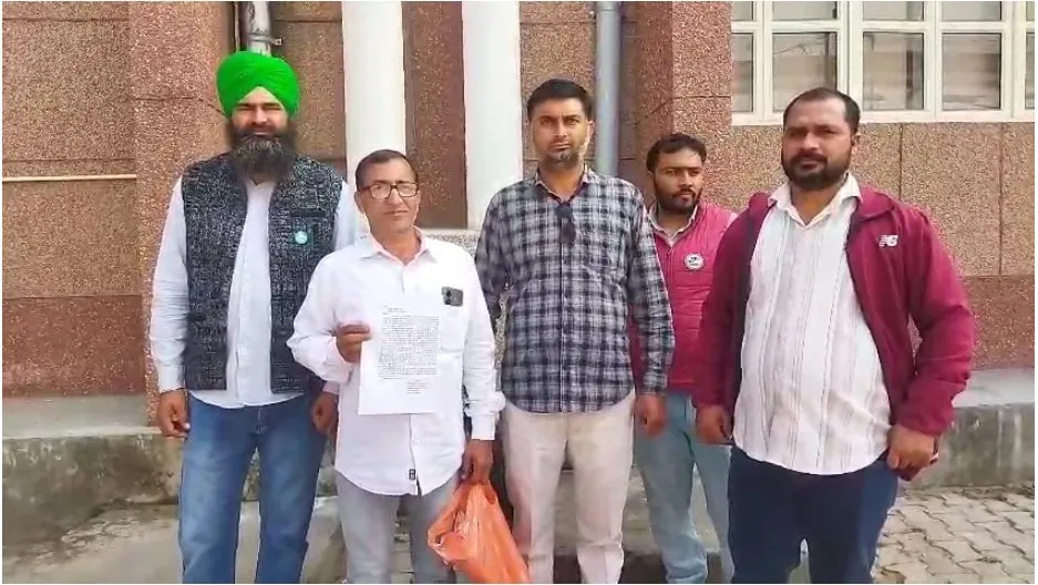 बिजनौर: अपनी ही जमीन के लिए दर-दर भटक रहा किसान, वन विभाग पर लगा फसल योग्य भूमि हड़पने का आरोप