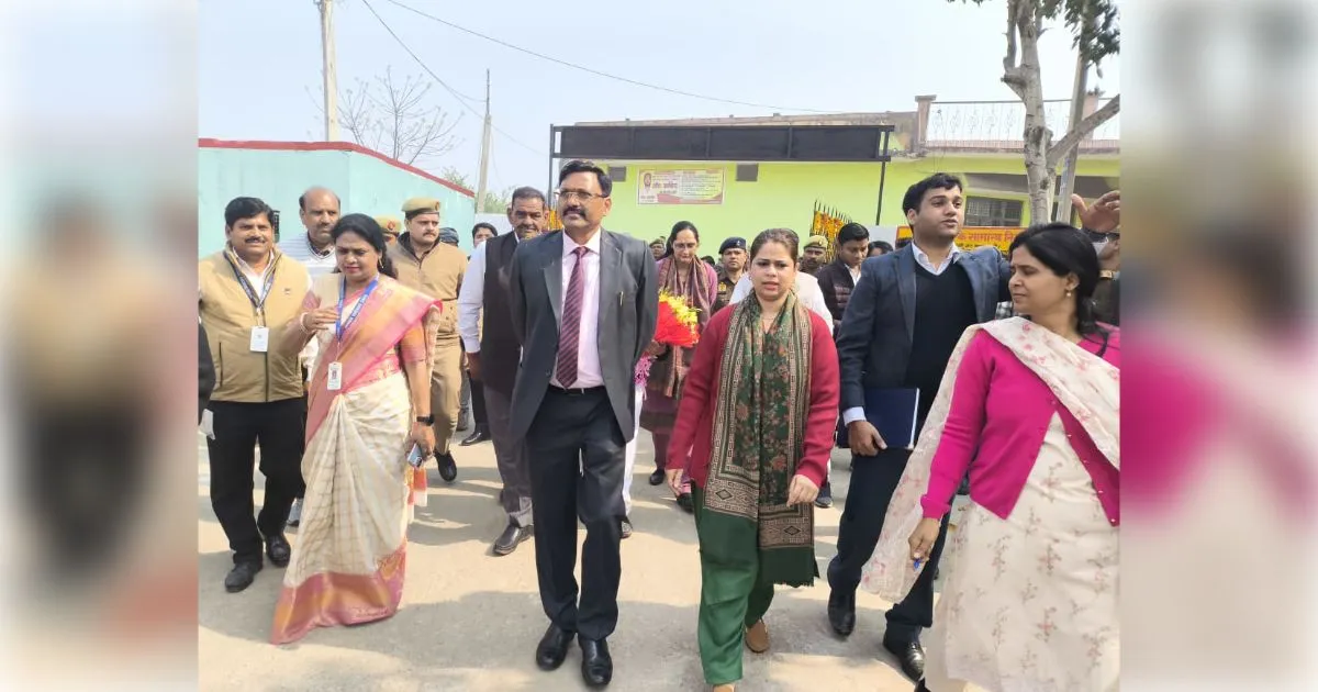 बिजनौर: कमिश्नर आनंजय कुमार ने ग्राम चौपाल में परखी विकास कार्यों की हकीकत, खाली रजिस्टर देख बिफरे 