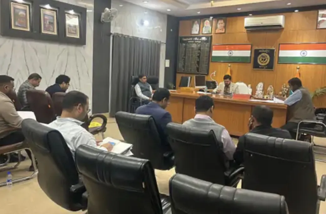 रामपुर कलेक्ट्रेट सभागार में राजस्व कार्यों की समीक्षा, समयबद्ध निस्तारण के दिए निर्देश