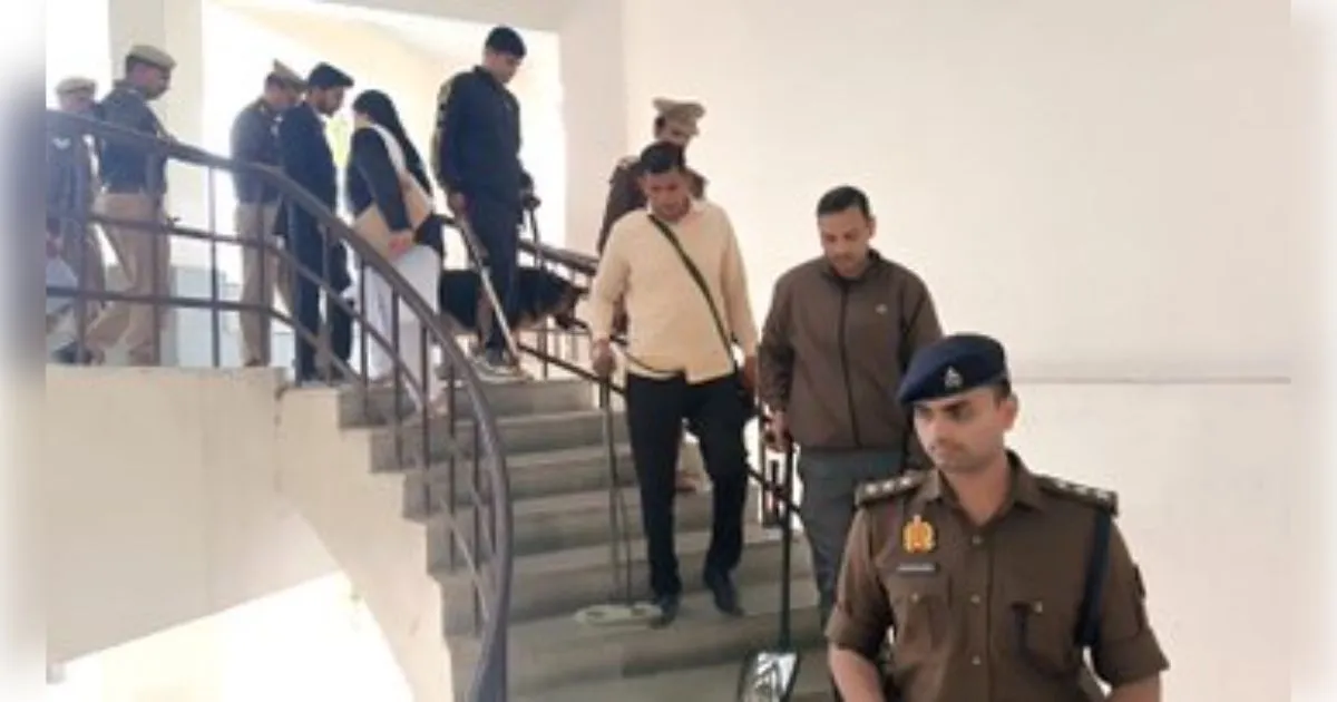 अमरोहा जिला न्यायालय को उड़ाने की धमकी: ई-मेल से मची खलबली, डॉग स्क्वॉड और एएसएल टीम ने खंगाला कोना-कोना