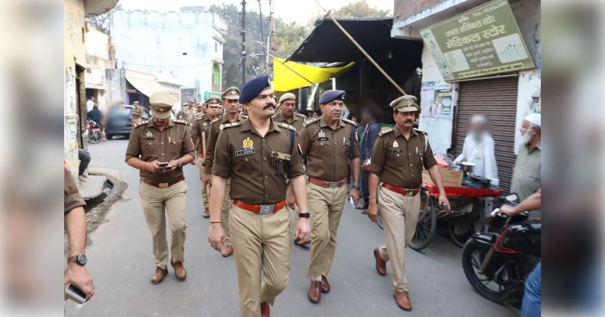 संभल की सड़कों पर उतरे एसपी कृष्ण कुमार विश्नोई: रमजान और होली को लेकर बाजारों में पैदल गश्त, सुरक्षा का लिया जायजा