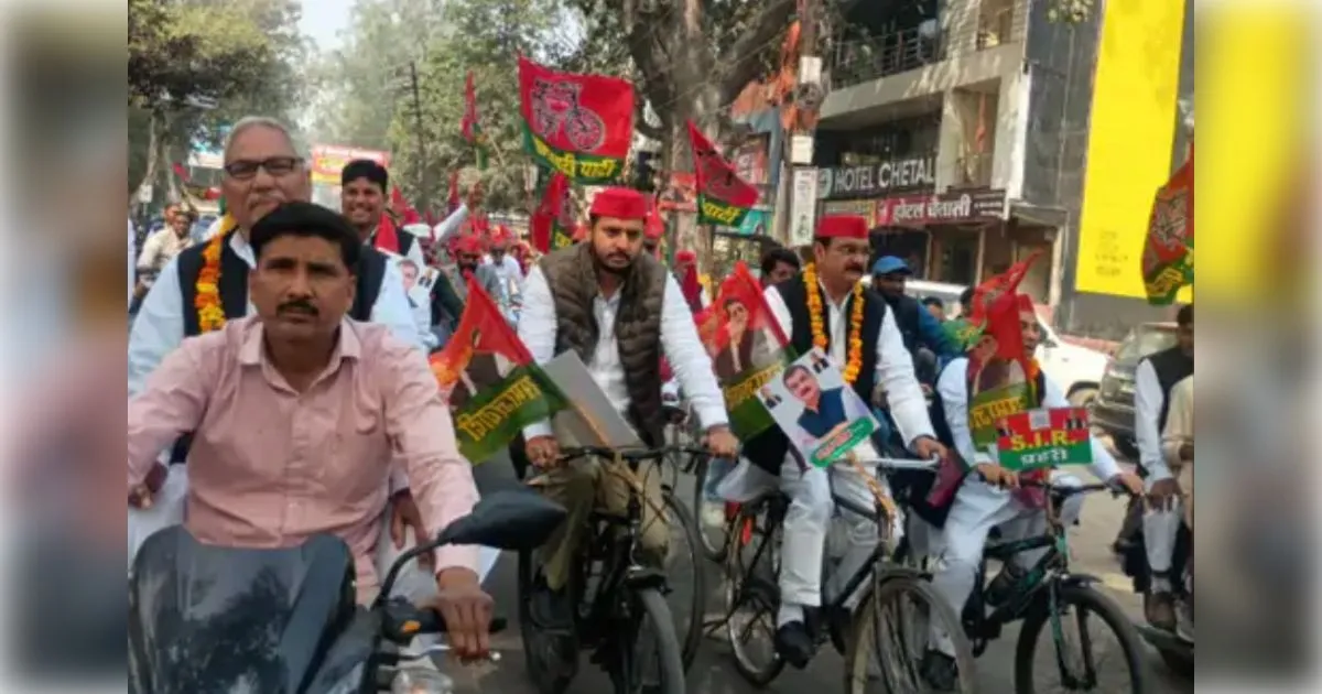 बिजनौर की सड़कों पर दौड़ी सपा की साइकिल: 'एसआईआर' के खिलाफ अखिलेश के सिपाहियों का हल्ला बोल, मतदाता सूची में धांधली का लगाया आरोप
