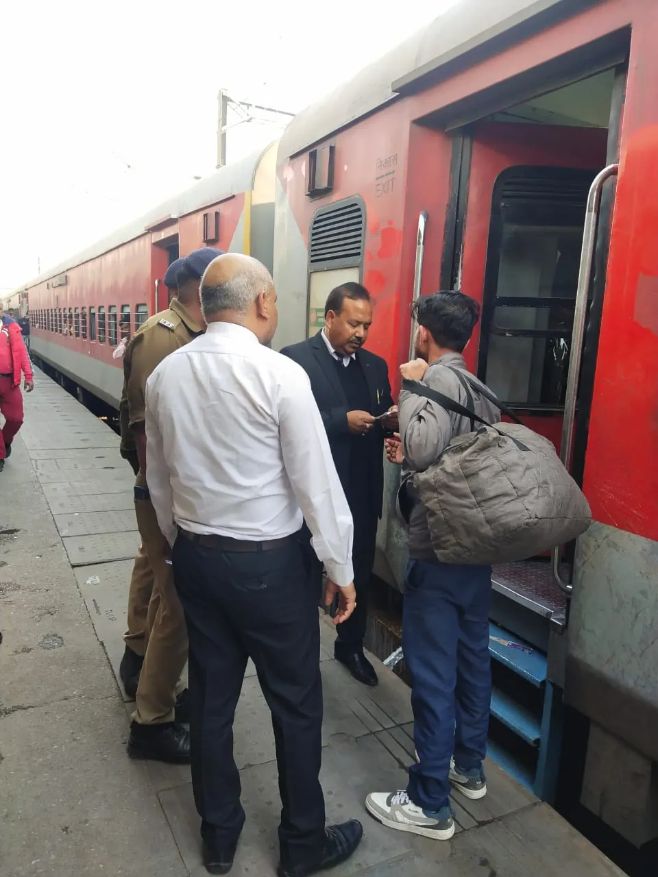 मुरादाबाद रेलवे स्टेशन पर सघन टिकट जांच अभियान, 200 यात्रियों पर कार्रवाई