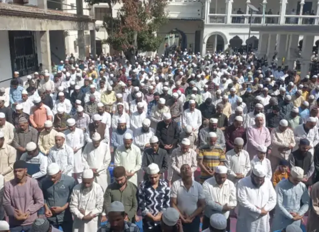 अमरोहा में रमजान के दूसरे जुमे पर उमड़ी नमाजियों की भीड़, अमन-चैन की मांगी दुआ